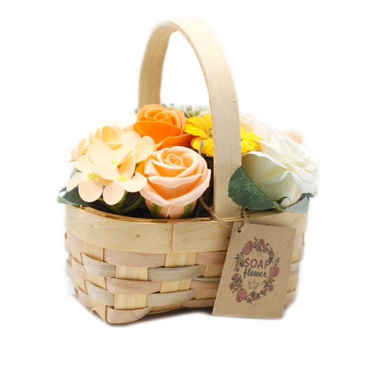 Bouquet in wicker basket - med orange