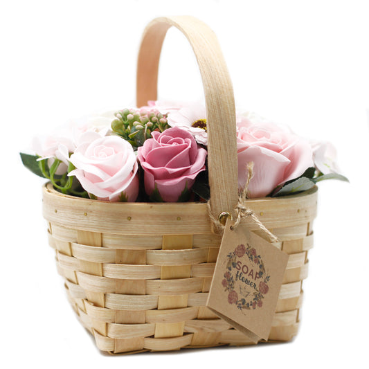 Bouquet dans un panier en osier - grand rose